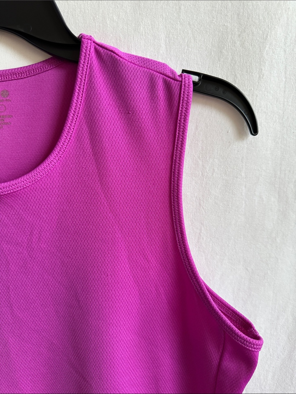 Raspberry athletic crew neck tank top, size M - Picture 3 of 8